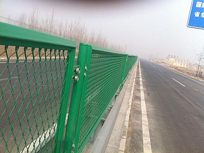 高速公路需要组装十分灵活的公路护栏网产品