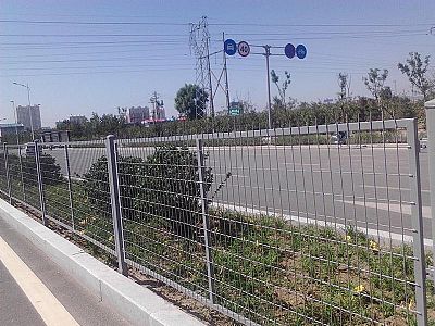 护栏网厂家坚持以科技创新公路护栏网厂为驱动