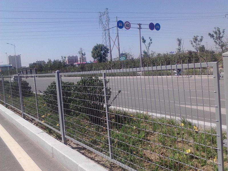 护栏网厂家坚持以科技创新公路护栏网厂为驱动
