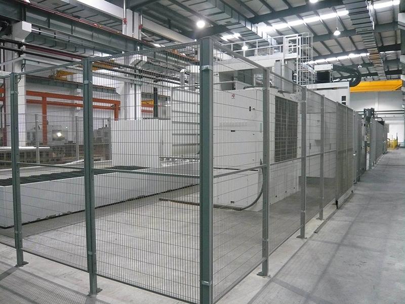 护栏网规格大致一样采用HPB235矩形钢边框