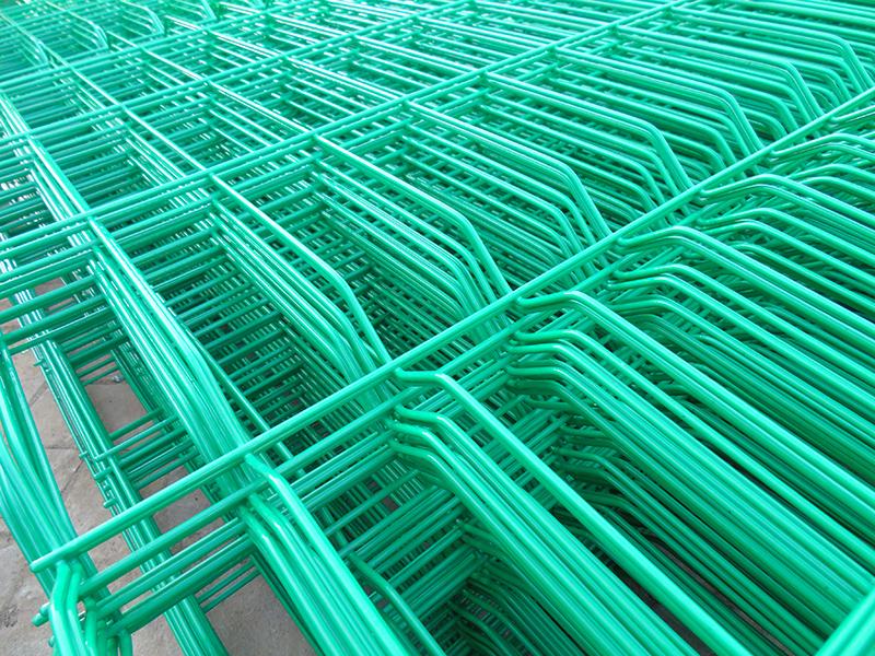 护栏网的焊接工艺在每一个交叉点都分别纵横焊接