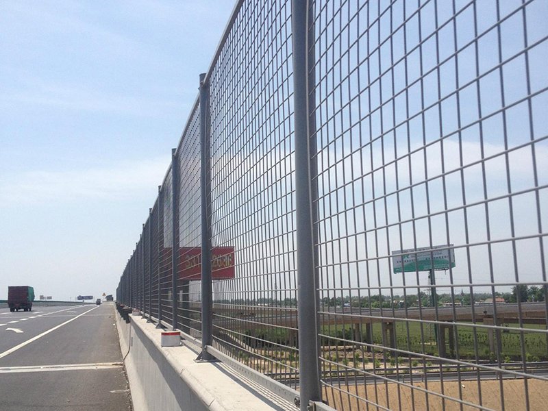 高速公路上如何设置护栏网？