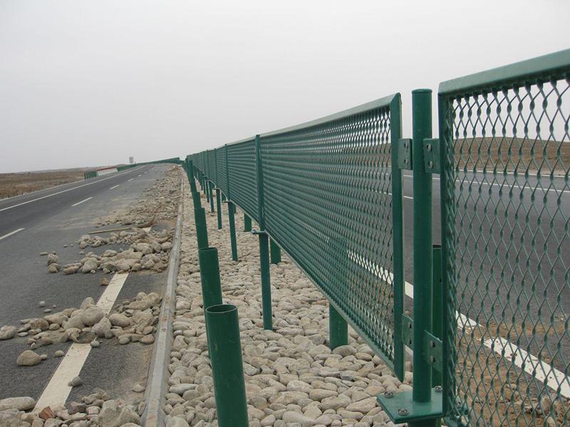 桥梁公路护栏网美化路容和节约投资的综合功效