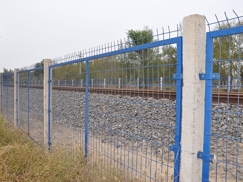 铁路护栏网立柱钢筋骨架误差不得大于±5CM