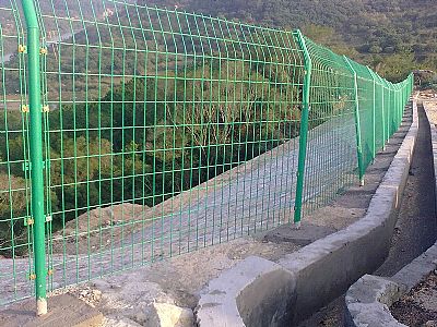 护栏网生产加工不仅需要公路护栏网的精度