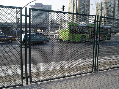 护栏网主要以公路护栏网，铁路护栏网为主