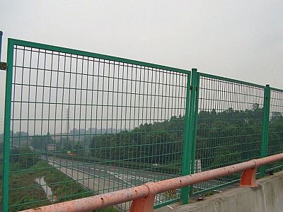 桥梁防抛网产品的优点护栏网网身轻巧、造型新颖