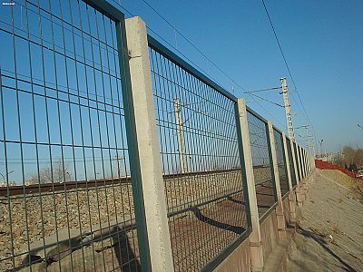 铁路护栏网立柱选用混凝土浇筑件，工程造价低