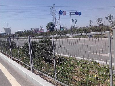 公路护栏网是高速公路重要维护和安全保障设施