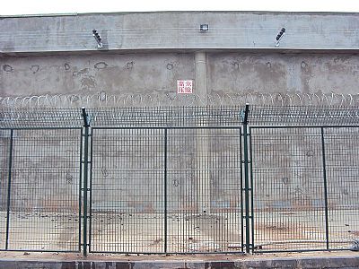 监狱钢网墙也可以分为两种法兰底座固定水泥浇筑
